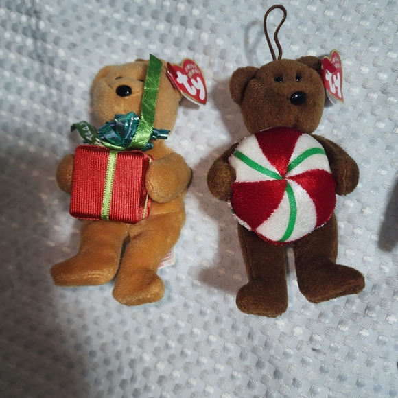 TY BEANIE BABIES EUC SET OF 2 CHRISTMAS ORNAMENTS YUMMY & GIFTS BEARS - Picture 1 of 8